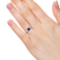 caramelo three stone ring lab grown blue sapphire white gold lifestyle 005 4e028025 0078 4699 add8 8f470ec145d5