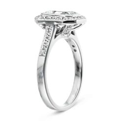 heirloom engagement ring webwhite 003 fc74d513 5e3d 4b19 9379 d5596adef1d4