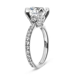 queen vintage engagement ring webwhite 004 af735914 3341 4c06 83e5 a31dcde60615